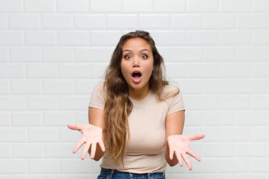 Açık sözlü ve şaşırmış, şok olmuş ve hayrete düşmüş.