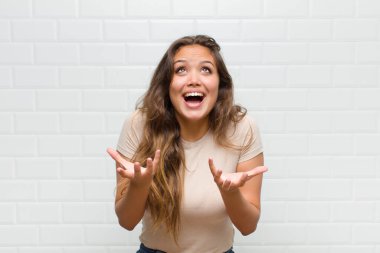 Çaresiz ve hayal kırıklığına uğramış görünüyor, stresli, mutsuz ve sinirli, bağırıyor ve çığlık atıyor