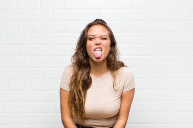 İğrençsin, sinir bozucusun, dilini dışarı çıkarıyorsun, iğrenç ve iğrenç bir şeyden hoşlanmıyorsun.