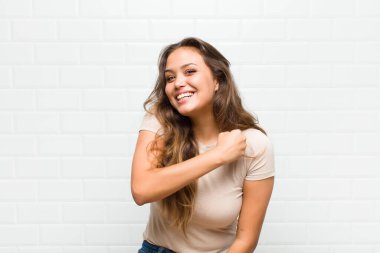 Mutlu, pozitif ve başarılı hissetmek, bir meydan okumayla karşılaştığında motive olmak ya da iyi sonuçları kutlamak