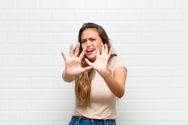 Korkuyorum, geri çekiliyorum ve korku ve panik içinde çığlık atıyorum. Kabusa tepki veriyorum.