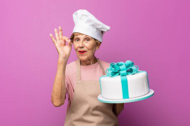 Olgun, güzel, yaşlı bir kadın kendini mutlu, rahat ve tatmin olmuş hissediyor.