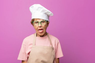 Olgun, güzel, yaşlı bir kadın. İğrençlik ve iğrençlikten hoşlanmayan, dilini dışarı çıkaran, tiksinmiş ve bezgin bir kadın.