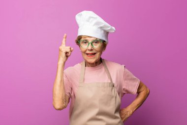 Olgun, güzel, yaşlı bir kadın bir fikri fark ettikten sonra mutlu ve heyecanlı bir dahi gibi hisseder. Neşeli bir şekilde parmağını kaldırır.!