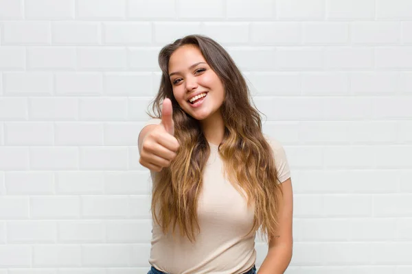 Sentirsi Orgogliosi Spensierati Fiduciosi Felici Sorridendo Positivamente Con Pollici — Foto Stock