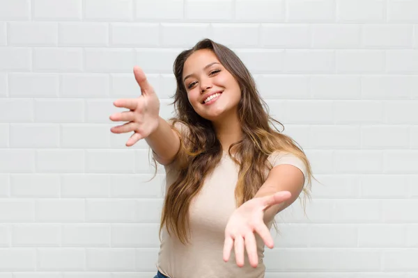 Sorridendo Allegramente Dando Caldo Amichevole Amorevole Abbraccio Benvenuto Sentirsi Felici — Foto Stock