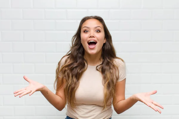 Sentimento Felice Eccitato Sorpreso Scioccato Sorridente Stupito Qualcosa Incredibile — Foto Stock