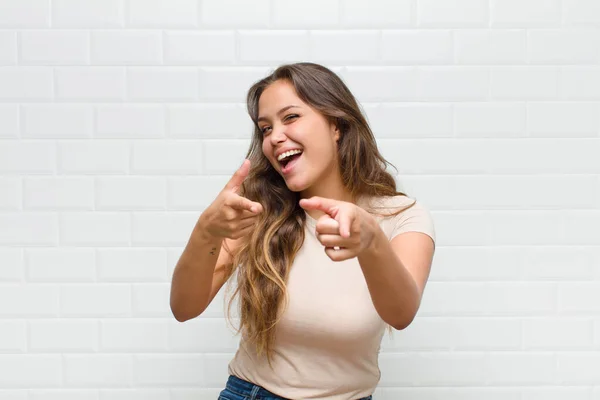 Glimlachend Met Een Positieve Succesvolle Gelukkige Houding Wijzend Naar Camera — Stockfoto