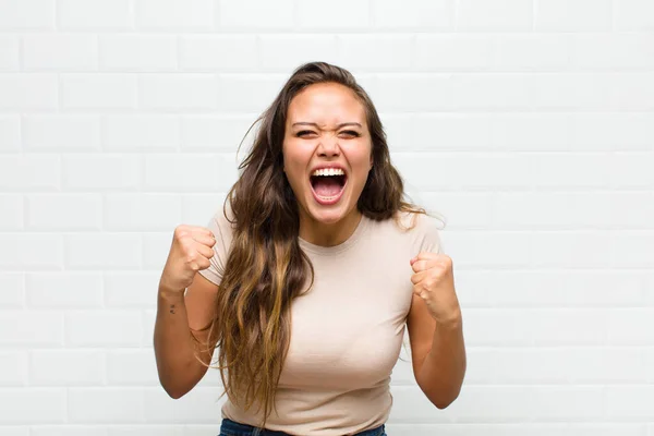 Schreit Aggressiv Mit Wütendem Gesichtsausdruck Oder Mit Geballten Fäusten Den — Stockfoto