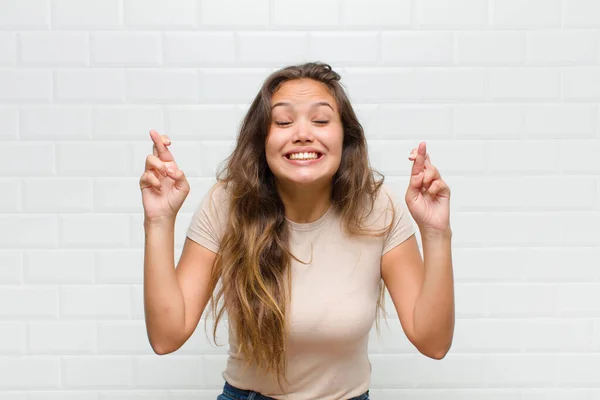 Ler Och Ängsligt Korsar Båda Fingrarna Känner Sig Orolig Och — Stockfoto