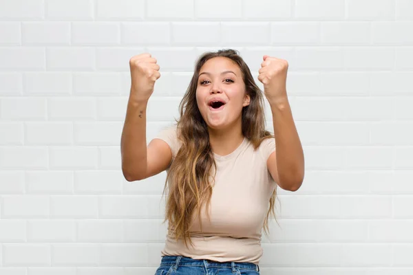 Feiert Einen Unglaublichen Erfolg Wie Ein Sieger Sieht Aufgeregt Und — Stockfoto