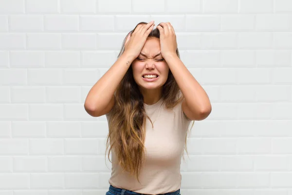 Känna Sig Stressad Och Orolig Deprimerad Och Frustrerad Huvudvärk Lyfta — Stockfoto