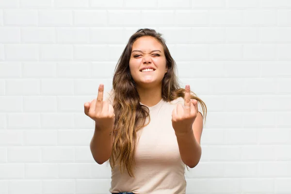 Känna Sig Provokativ Aggressiv Och Obscen Vända Långfingret Med Upprorisk — Stockfoto