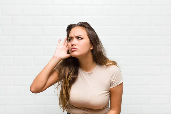 Avoir Air Sérieux Curieux Écouter Essayer Entendre Une Conversation Secrète — Photo