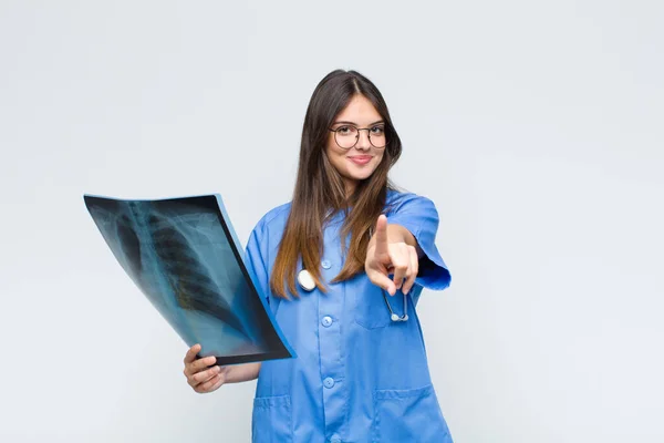 Jonge Mooie Verpleegster Wijzen Naar Camera Met Een Tevreden Zelfverzekerde — Stockfoto