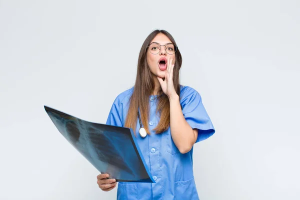 Jong Mooi Verpleegster Gevoel Gelukkig Opgewonden Positief Het Geven Van — Stockfoto