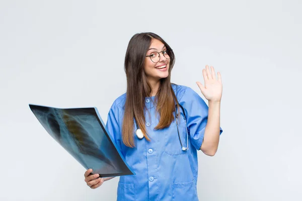 Jong Mooi Verpleegster Glimlachen Gelukkig Vrolijk Zwaaien Hand Verwelkomen Begroeten — Stockfoto