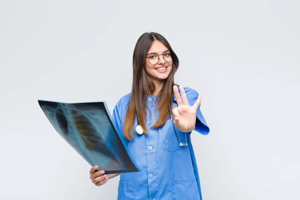 Jong Mooi Verpleegster Glimlachen Kijken Vriendelijk Tonen Nummer Drie Derde — Stockfoto