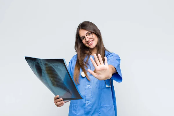 Jong Mooi Verpleegster Glimlachen Kijken Vriendelijk Tonen Nummer Vijf Vijfde — Stockfoto