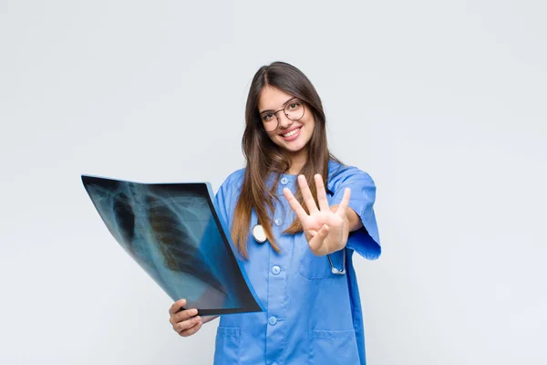 Jong Mooi Verpleegster Glimlachen Kijken Vriendelijk Tonen Nummer Vier Vierde — Stockfoto