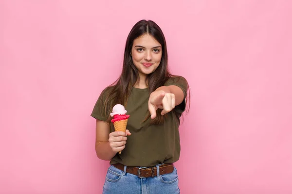 Junge Hübsche Frau Mit Einem Eis Das Mit Einem Zufriedenen — Stockfoto