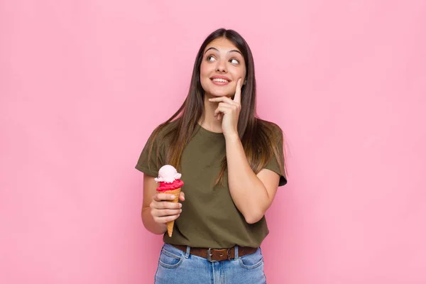 Junge Hübsche Frau Mit Einem Eis Glücklich Lächelnd Und Tagträumend — Stockfoto