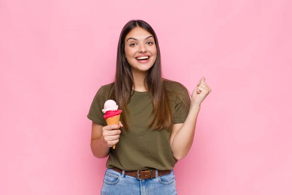 アイスクリーム感覚がショックで興奮して幸せ笑って成功を祝う若い可愛い女性は — ストック写真