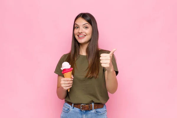 Jonge Mooie Vrouw Met Een Ijsje Gevoel Trots Zorgeloos Zelfverzekerd — Stockfoto