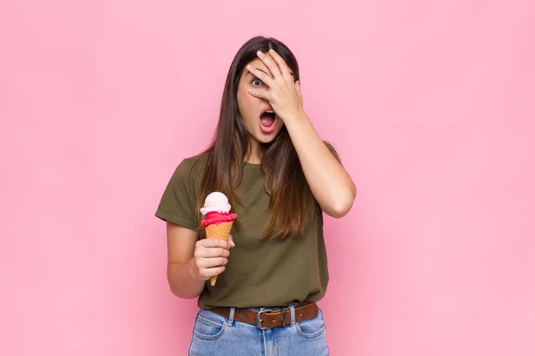 Junge Hübsche Frau Mit Einem Eis Die Schockiert Verängstigt Oder — Stockfoto