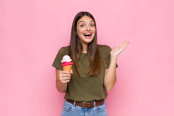 Junge Hübsche Frau Mit Einem Eis Glücklich Aufgeregt Überrascht Oder — Stockfoto