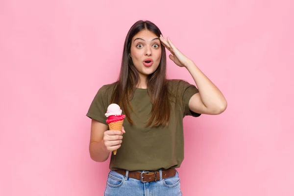 Junge Hübsche Frau Mit Einem Eis Sieht Glücklich Erstaunt Und — Stockfoto