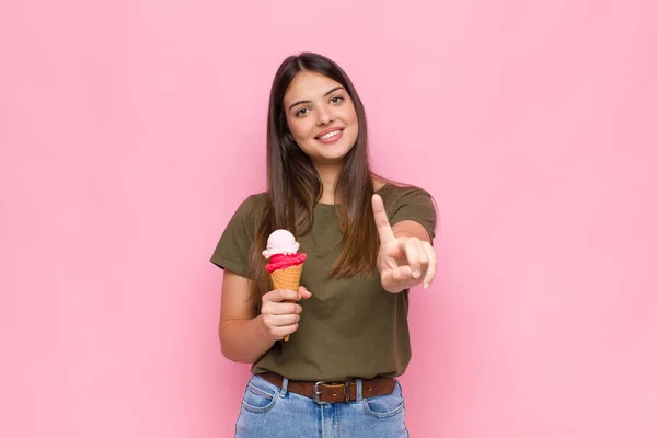 Joven Bonita Mujer Con Helado Sonriendo Orgullosa Confiadamente Haciendo Número — Foto de Stock