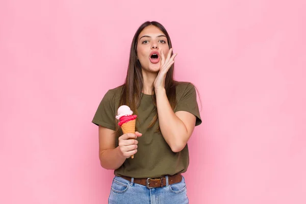 Jovem Mulher Bonita Com Sorvete Sentindo Feliz Animado Positivo Dando — Fotografia de Stock