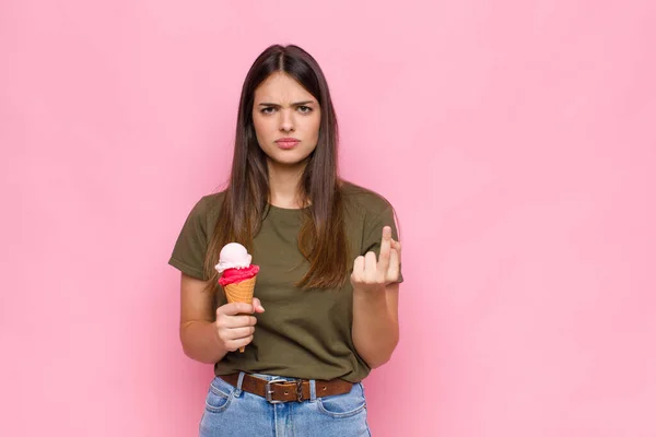 Ung Vacker Kvinna Med Glass Känsla Arg Irriterad Upprorisk Och — Stockfoto