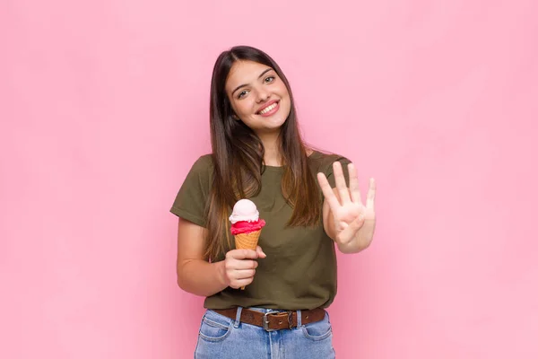 Jonge Mooie Vrouw Met Een Ijsje Glimlachend Zoek Vriendelijk Tonen — Stockfoto