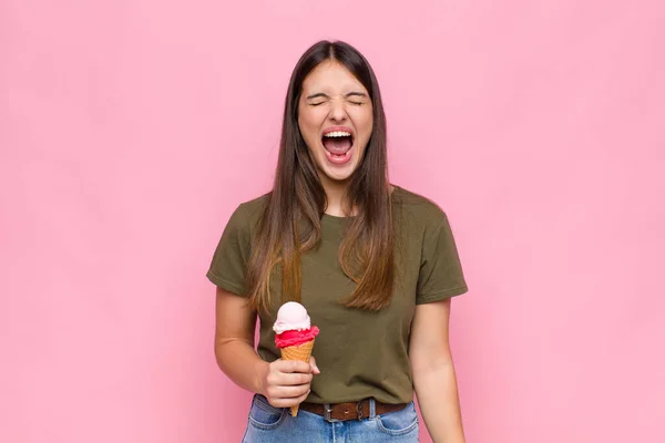 激しく叫ぶアイスクリームを持つ若い可愛い女性は怒り狂ったように怒り狂い怒ったり怒ったり怒ったり怒ったり叫びもしません — ストック写真