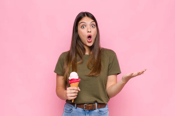 素敵なアイスクリームを口にした若い可愛い女性は驚きショックを受け驚きました — ストック写真