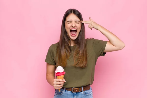 Junge Hübsche Frau Mit Einem Eis Das Unglücklich Und Gestresst — Stockfoto