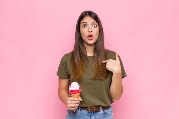 Joven Bonita Mujer Con Helado Mirando Sorprendido Sorprendido Con Boca —  Fotos de Stock