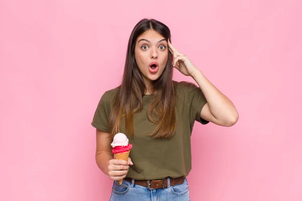Junge Hübsche Frau Mit Einem Eis Die Überrascht Mit Offenem — Stockfoto
