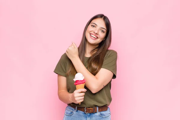 Jonge Mooie Vrouw Met Een Ijsje Zich Gelukkig Positief Succesvol — Stockfoto