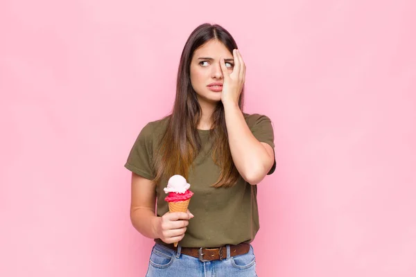 Ung Vacker Kvinna Med Glass Känsla Uttråkad Frustrerad Och Sömnig — Stockfoto