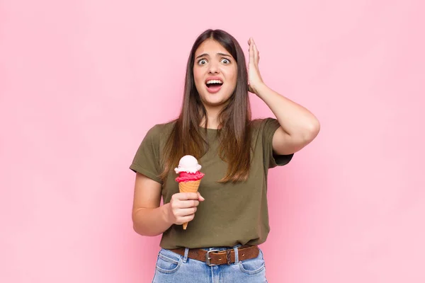 Junge Hübsche Frau Mit Einem Eis Die Mit Erhobenen Händen — Stockfoto