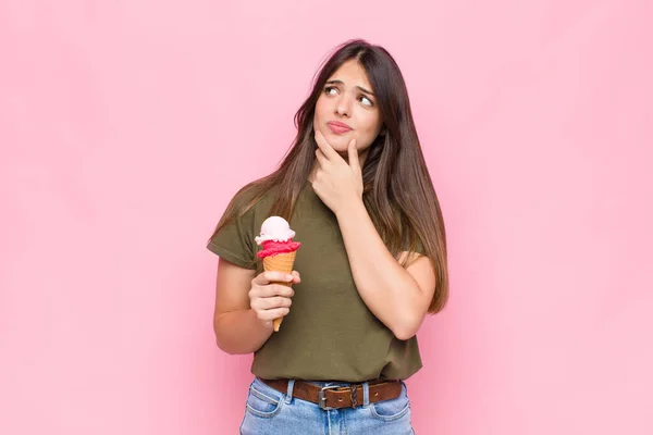 Jonge Mooie Vrouw Met Een Ijsje Denken Twijfelachtig Verward Met — Stockfoto