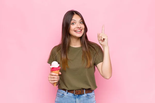 Jonge Mooie Vrouw Met Een Ijsje Gevoel Als Een Gelukkig — Stockfoto