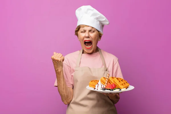 Zralé Krásné Staré Ženy Křičí Agresivně Vypadá Velmi Naštvaný Frustrovaný — Stock fotografie