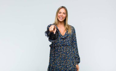 Genç ve güzel bir kadın kameraya bakıyor. Tatmin olmuş, kendinden emin, dostane bir gülümsemeyle. Seni seçiyor.