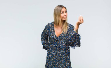 Genç ve güzel bir kadın kapiş ya da para hareketi yapıyor, sana borçlarını ödemeni söylüyor.!