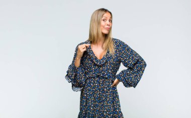 Genç ve güzel bir kadın kibirli, başarılı, pozitif ve gururlu görünüyor.