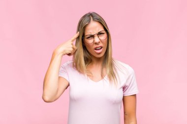 Genç, güzel bir kadın kafası karışık ve şaşkın hissediyor. Deli, deli ya da aklını kaçırmış olduğunu gösteriyor.